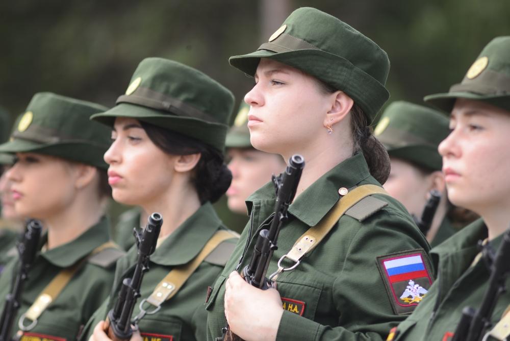 Набор девушек для прохождения военной подготовки продлен