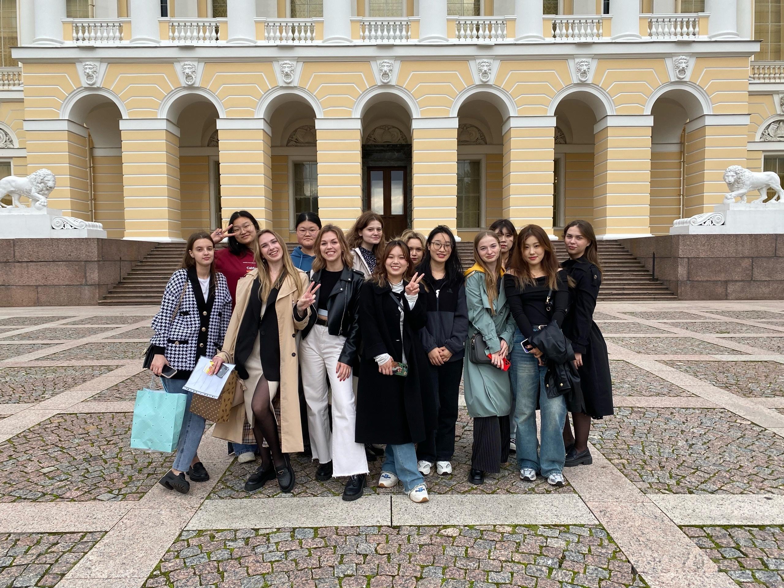 Студенты познакомили учащихся из КНР с шедеврами Русского музея