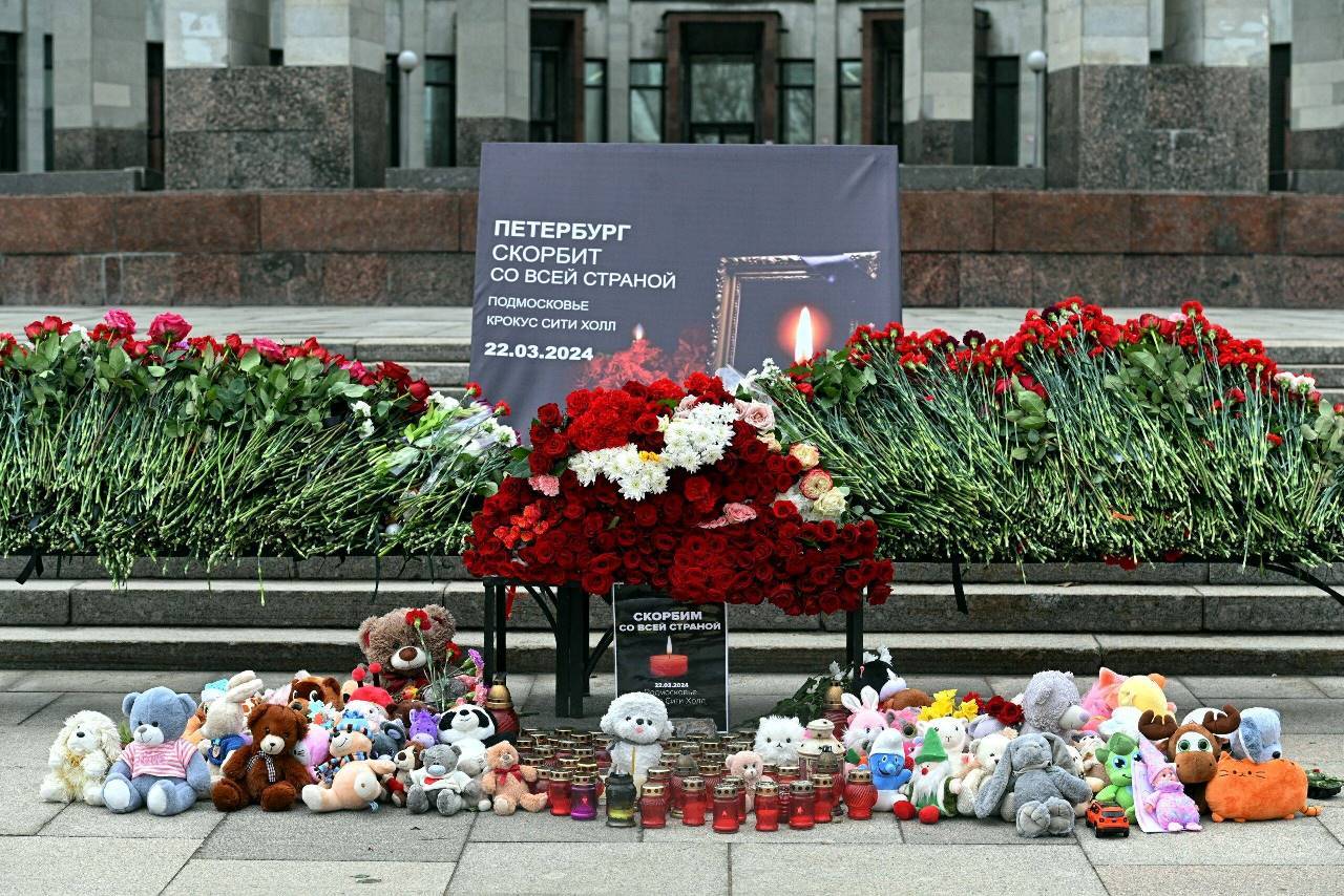Ректор СПбГЭУ возложил цветы к мемориалу памяти погибших в «Крокус Сити Холле»