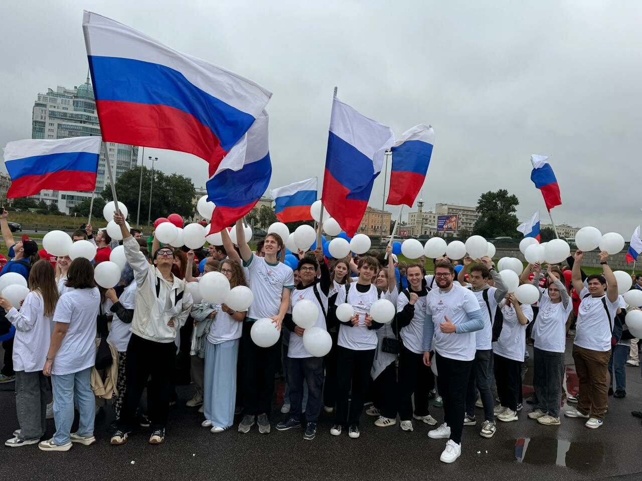 На торжественном шествии в честь Дня Государственного флага