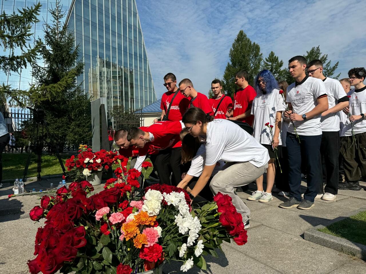 Студенты СПбГЭУ возложили цветы в годовщину трагедии в Беслане