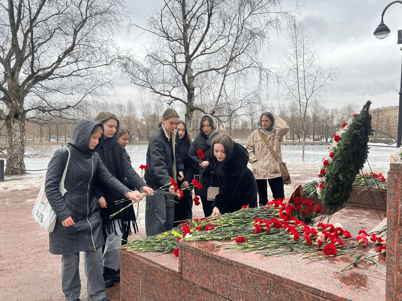 Цветы памяти: участие студентов в памятной церемонии