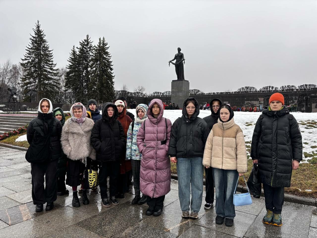 Студенты возложили цветы к монументу «Родина-мать»