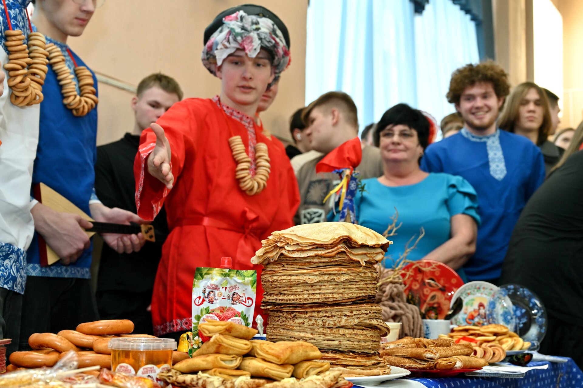 В Колледже бизнеса и технологий СПбГЭУ провели «Широкую Масленицу»