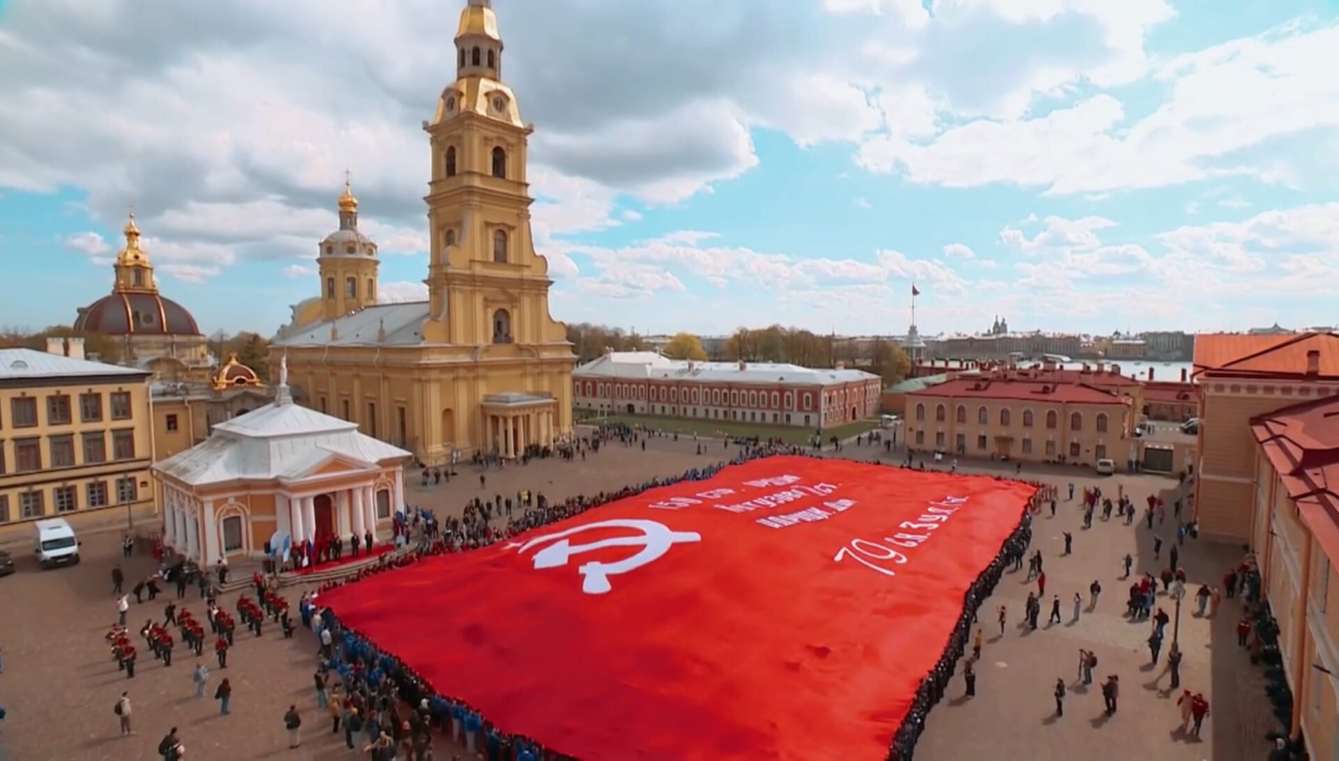 В Петербурге развернули самое большое в мире Знамя Победы