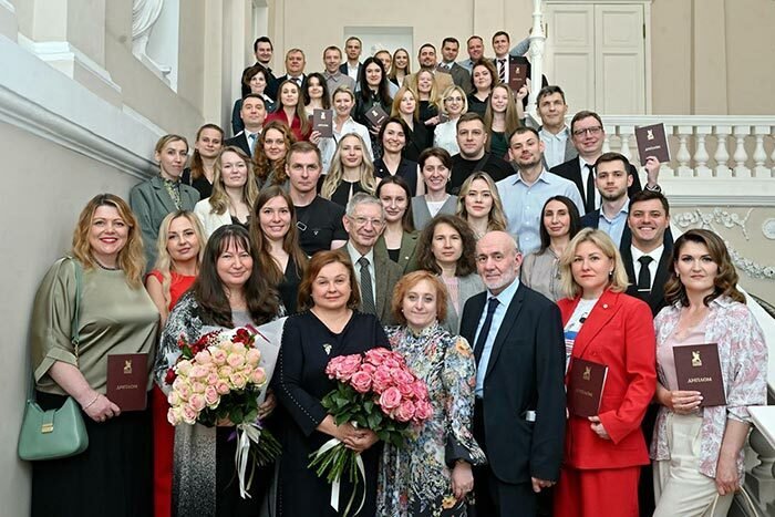 В Высшей экономической школе СПбГЭУ прошло торжественное вручение дипломов о профессиональной переподготовке и ЕМВА выпускникам 2024 –2025 гг.