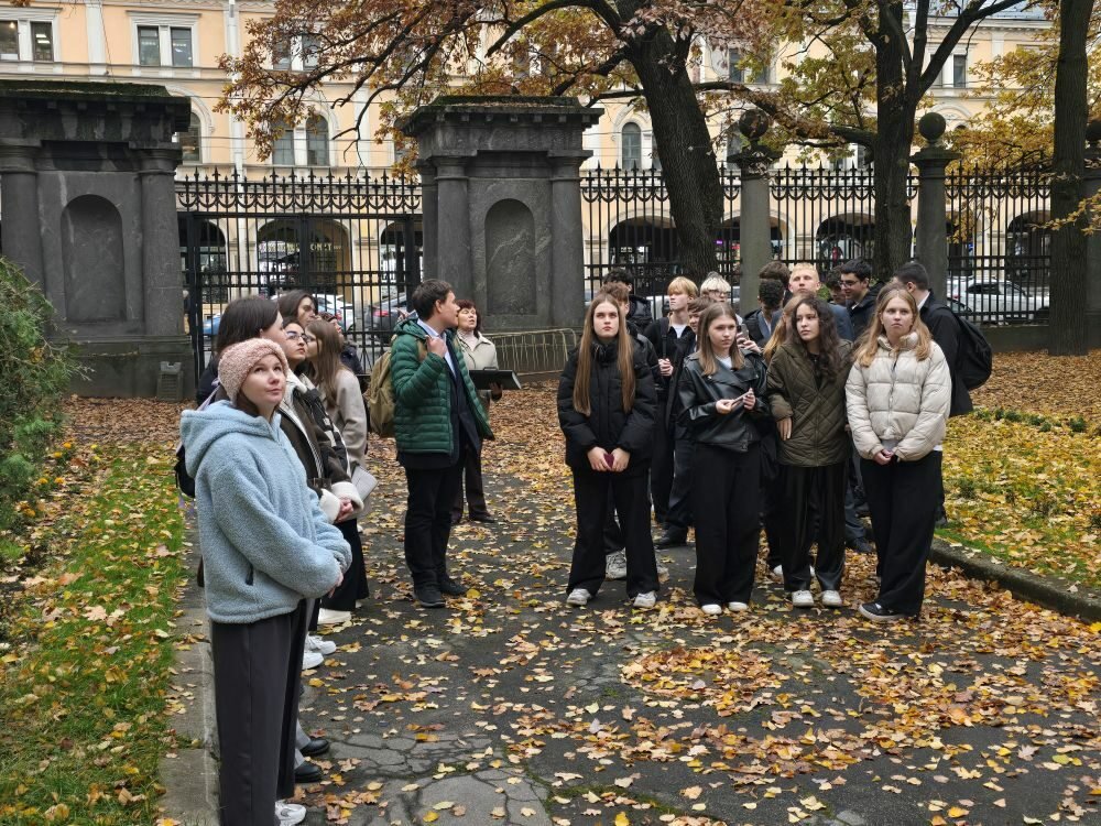 Школьники посетили СПбГЭУ в рамках проекта «Моя карьера в экономике впечатлений»