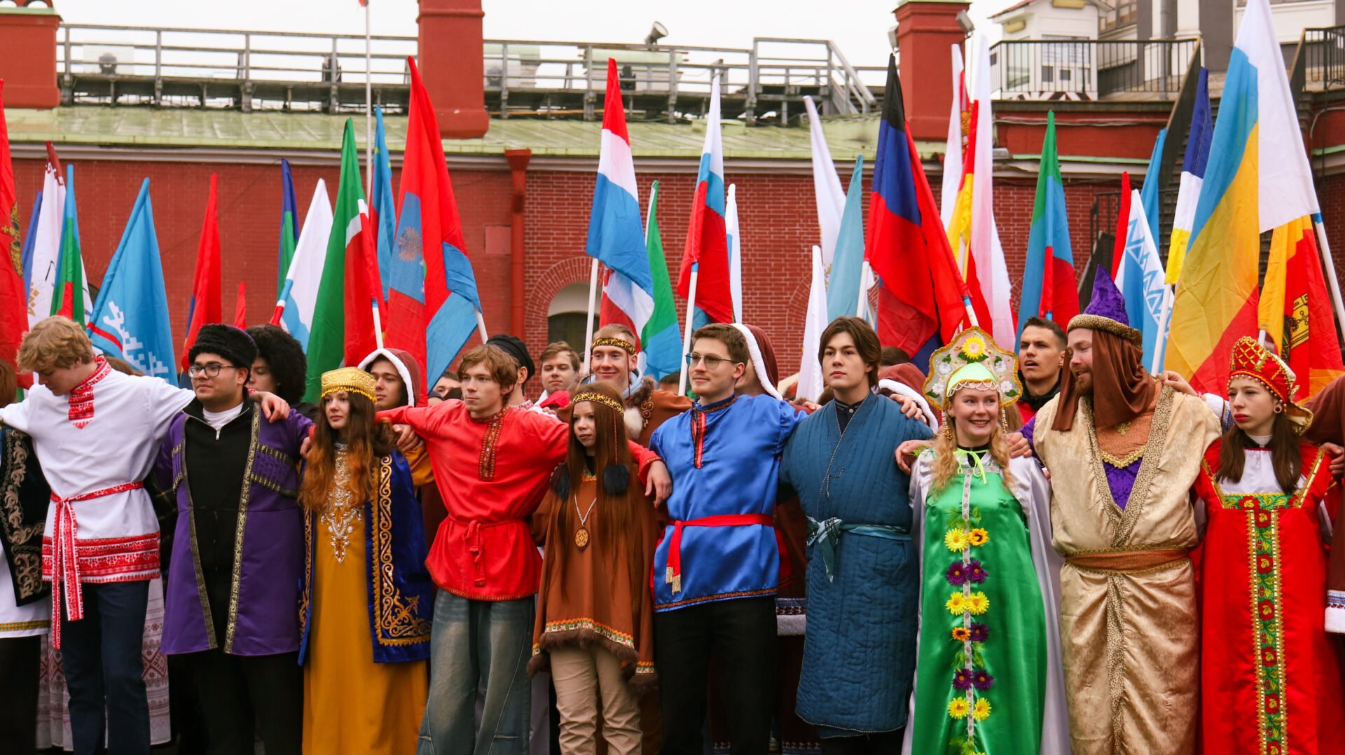 Студенты СПбГЭУ присоединились к патриотической акции в честь Дня народного единства