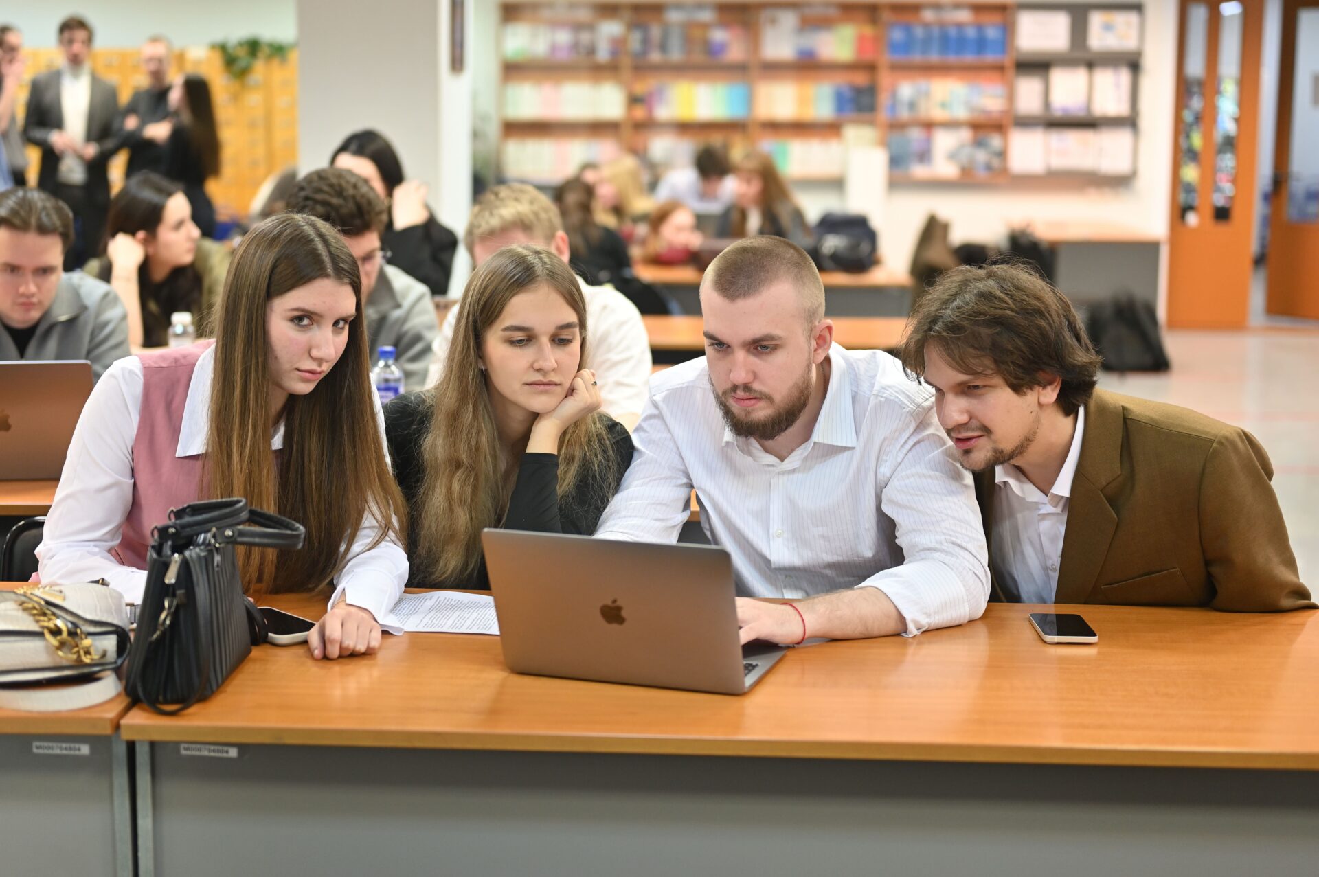 В СПбГЭУ провели первый межвузовский блиц кейс-турнир