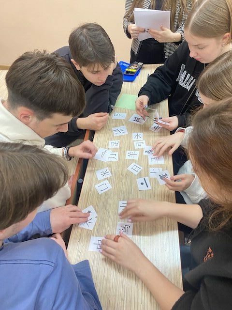 Студенты участвовали в викторине «Магия черты»