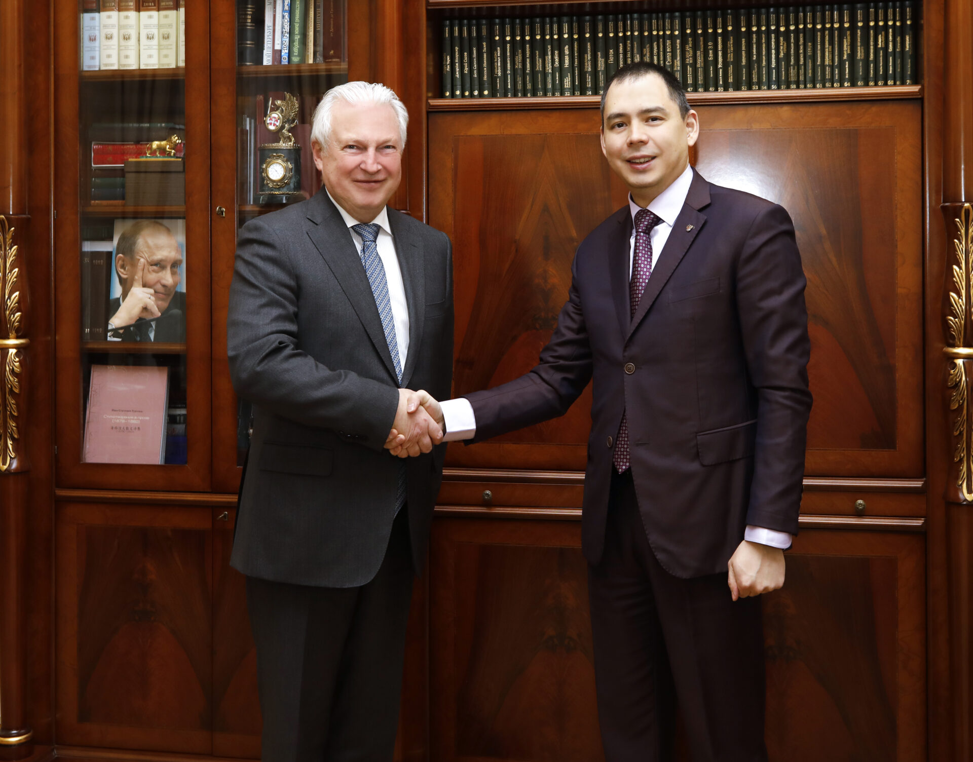 МИД пролонгировал полномочия Почетного консула Чили ректору СПбГЭУ