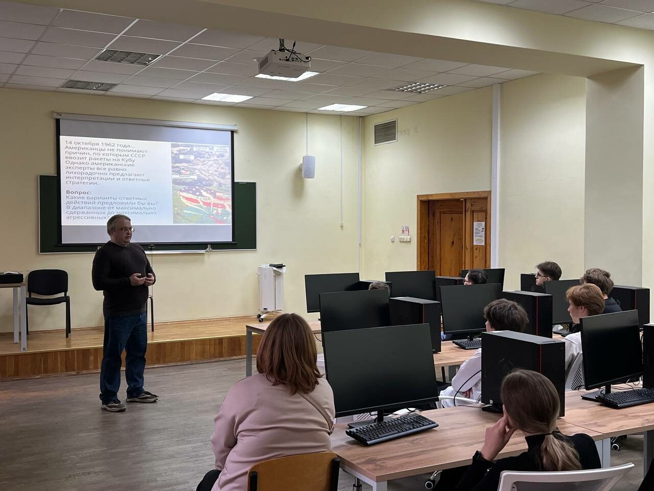 «Постижение хаоса: как изучают международные отношения» — интерактивная презентация для школьников