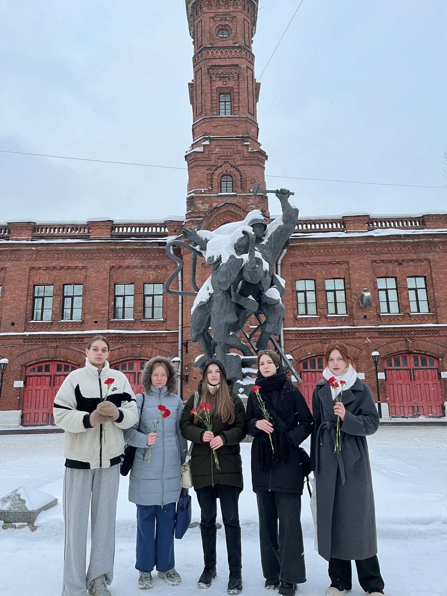 «Цветы памяти»: студенты почтили подвиг пожарных блокадного Ленинграда