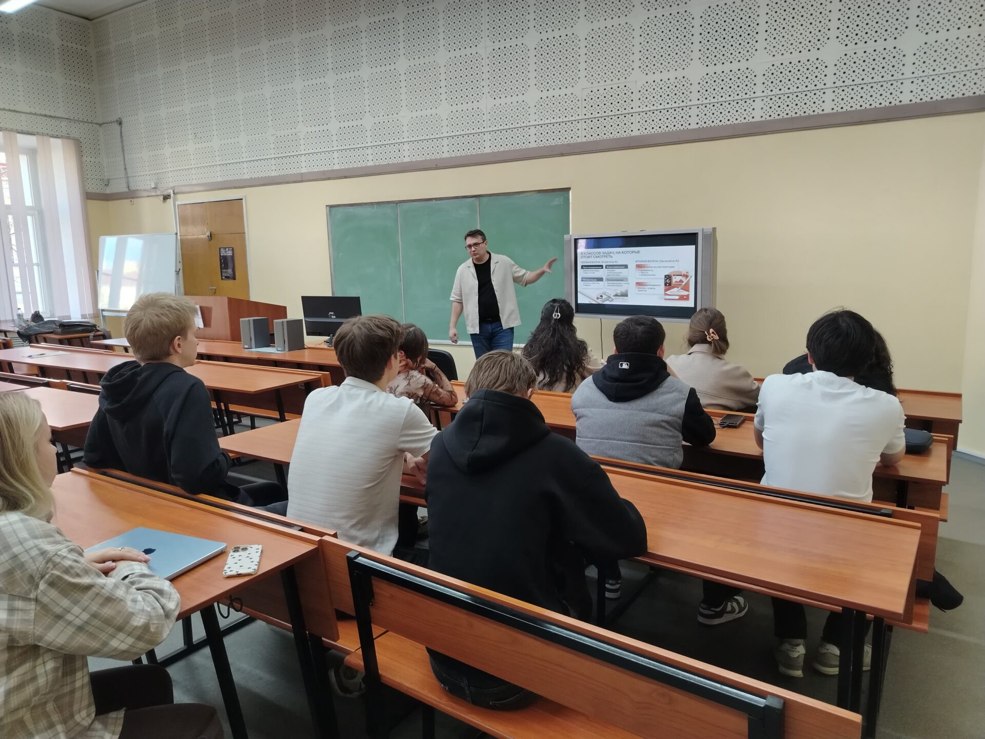 Банковская школа со&nbsp;Сбером: лекция «Нейросети и&nbsp;бизнес»