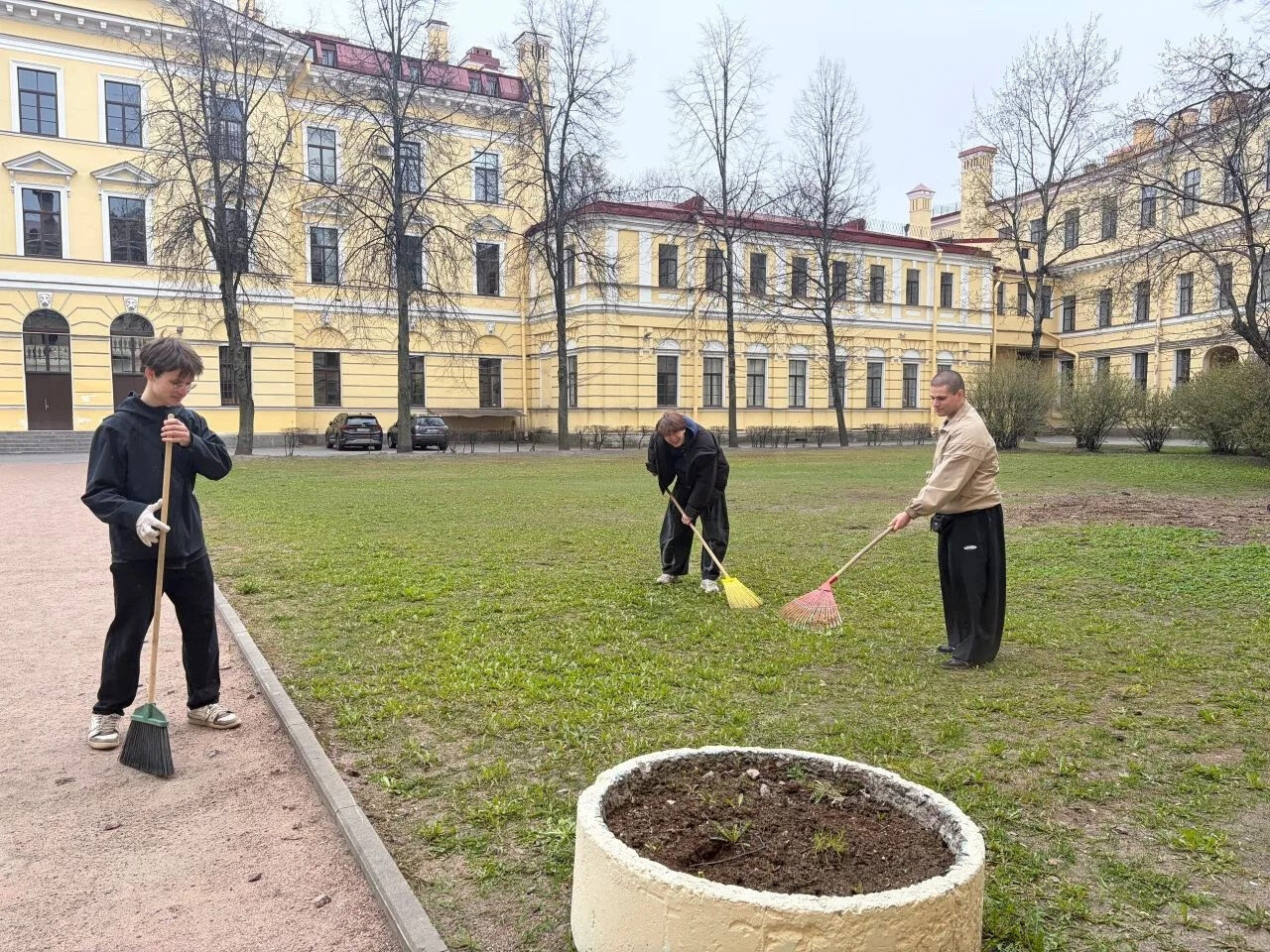 Субботник в&nbsp;СПбГЭУ: грабли, метлы и&nbsp;мешки для мусора
