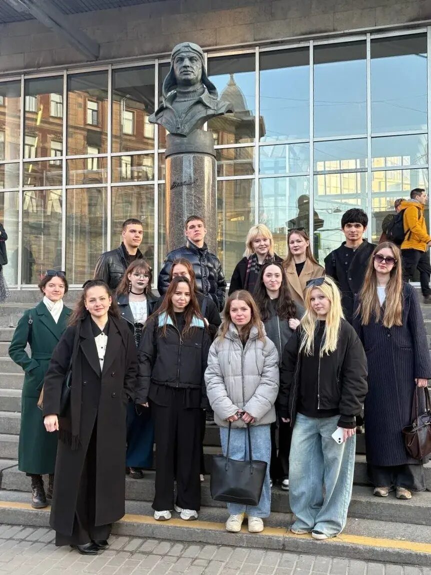 Молодежный туристский клуб «Грифон Тревел» провел экскурсию «Театральный код Петербурга»